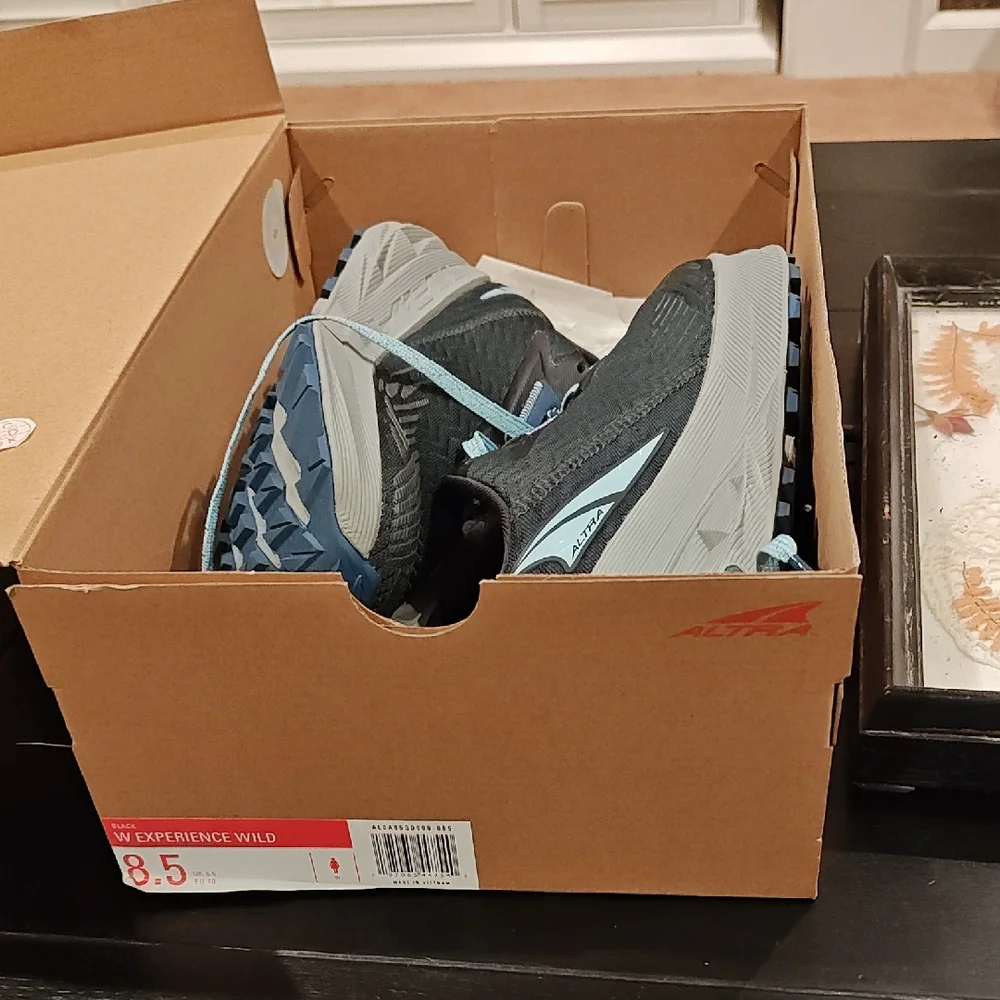 Altra experience Wild Size 8.5 Black/Lt Blue-barely Worn - Picture 1 of 12
